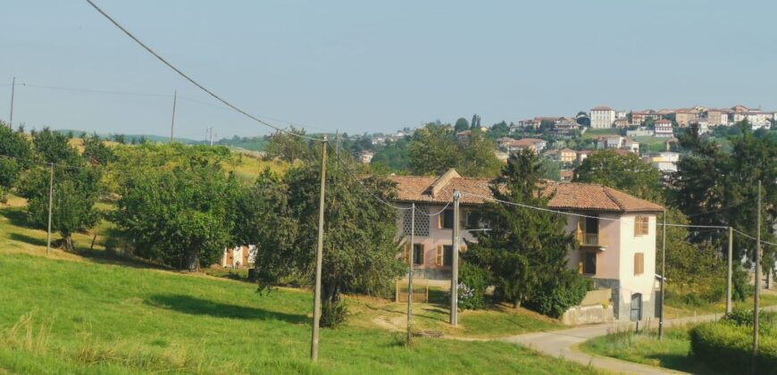Cascina con vista vigneti