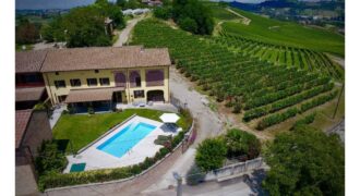 Cascina nei vigneti Cascina nei vigneti